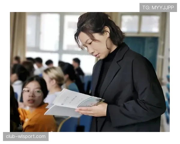 杜丽训练完顺手啃个苹果，这自律程度真不是一般人能扛住的